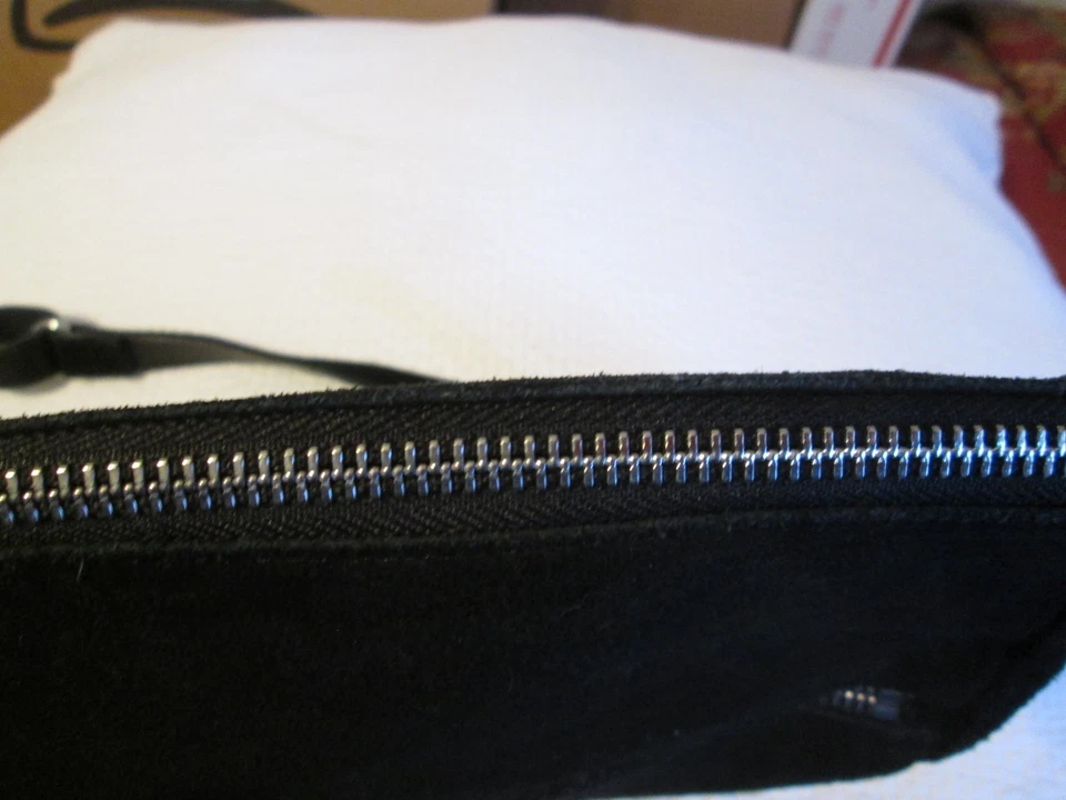 Cartera bandolera Halston Heritage de gamuza negra Foto 4 de 4