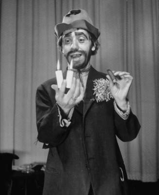 Clown Samuel Berman performing tricks at Magicians Convention 1940s Old Photo 1