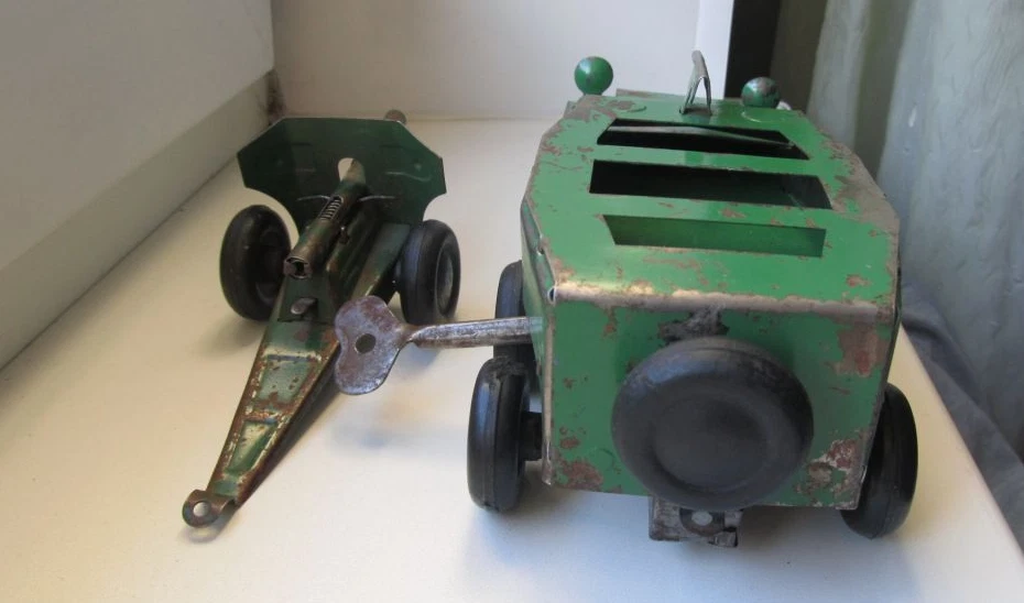 Vintage Military Toy Clockwork Tin Armored Personnel Carrier with Cannon (176) Foto 4 de 4