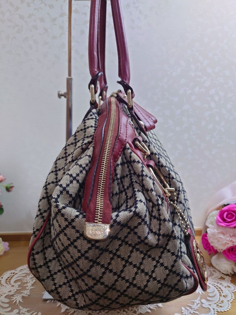 condition GUCCI cute check pattern handbag beige … - image 10