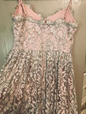 Robe Eliza J Dentelle Mi-longue Ajustée - Gris Vert Rose - Taille S 4P - Neuf Sans étiquettes