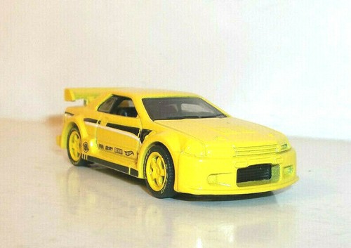 YELLOW NISSAN SKYLINE GT-R 