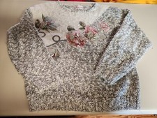 BEAUTIFUL Penbrooke Lane Floral Sweater Sz Small Knit Grey, White  Floral T2 