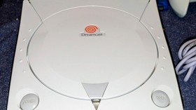 SEGA DREAMCAST CONSOLE WITH 2 GAMES