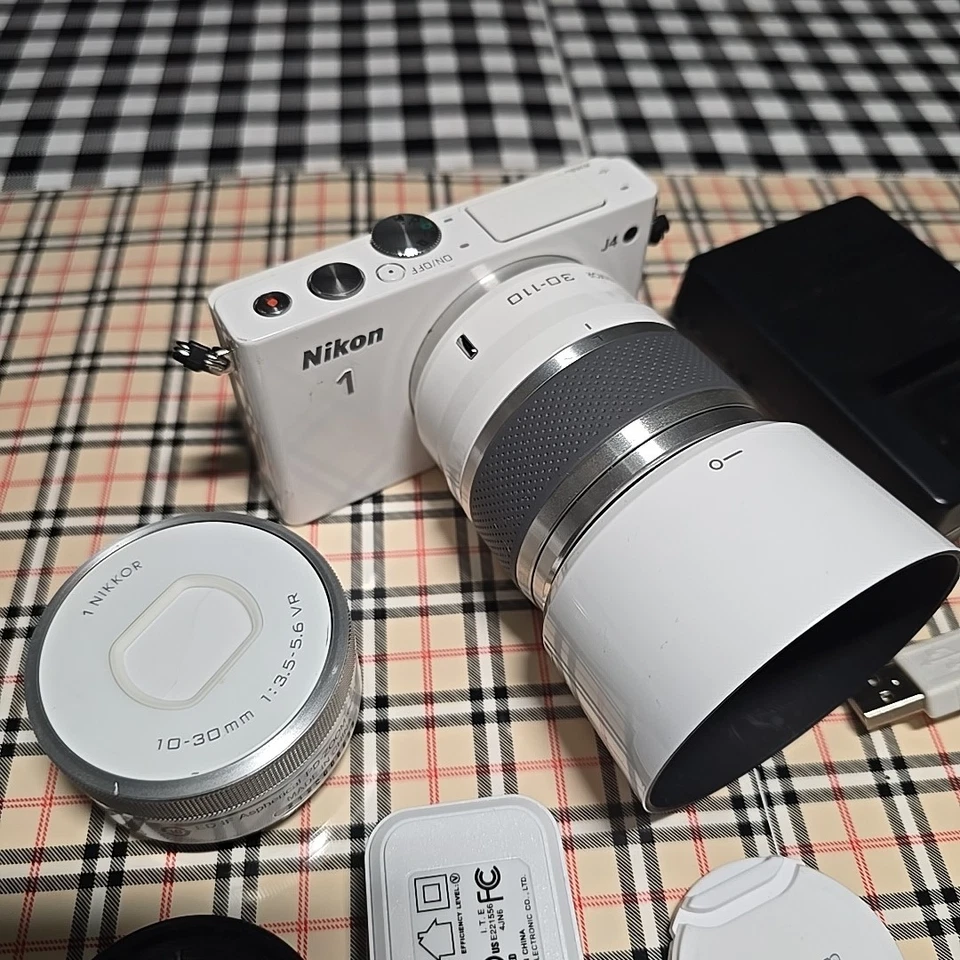 Nikon 1 J4 Camera With 2 Lens 10-30mm 30-110mm White Bundle - Image 2 of 4