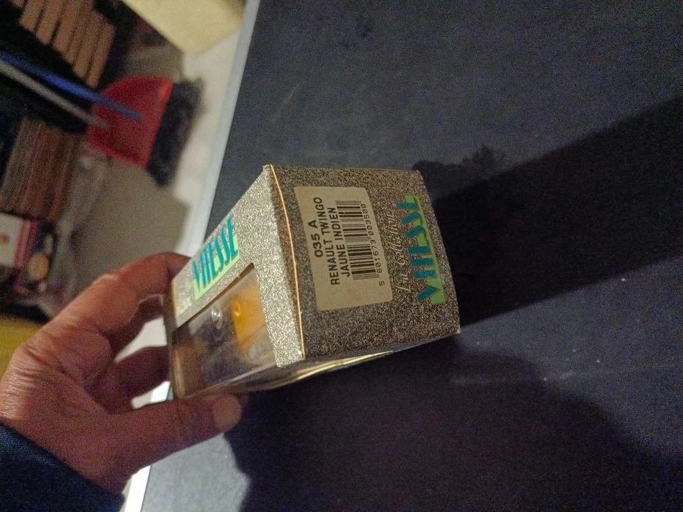 RENAULT TWINGO VITESSE COLLECTION JAUNE INDIEN SCALA 1:43 - Immagine 3 di 4