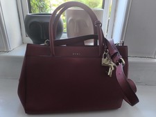 Borsa tote DKNY in pelle saffiano rossa mai usata con manici catena oro e borsa DKNY