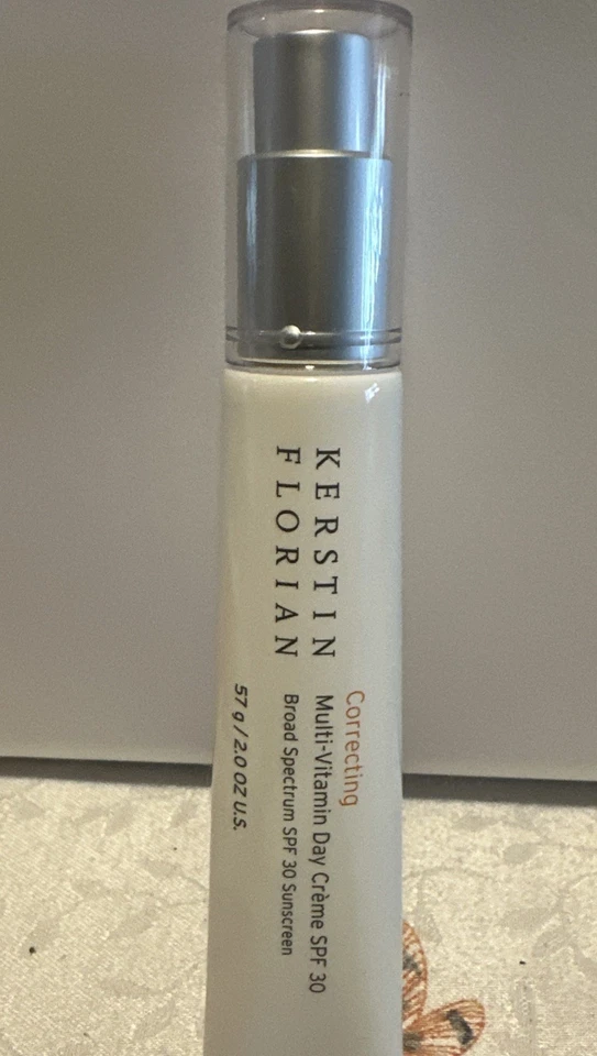 Crema correctora multivitamínica FPS 30 días Kerstin Florian 2 oz Foto 3 de 4