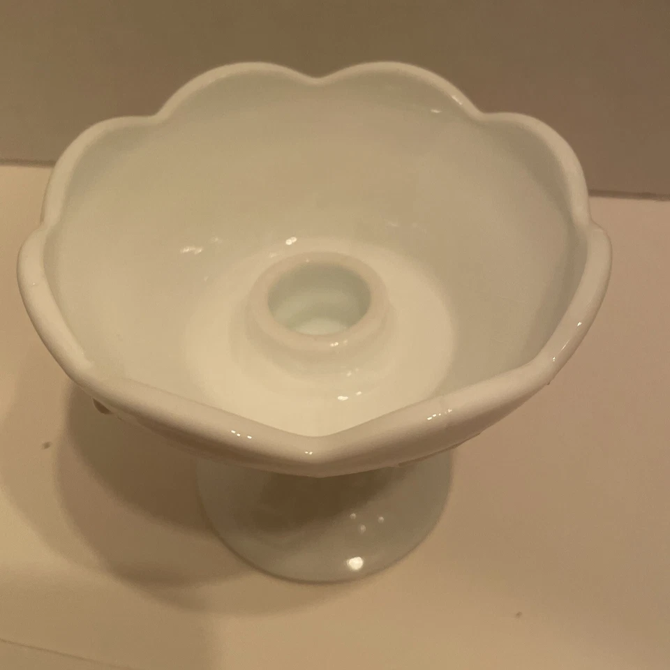 Candelabro individual vintage con patrón de uva de cosecha de vidrio de leche de colonia Indiana Foto 3 de 4