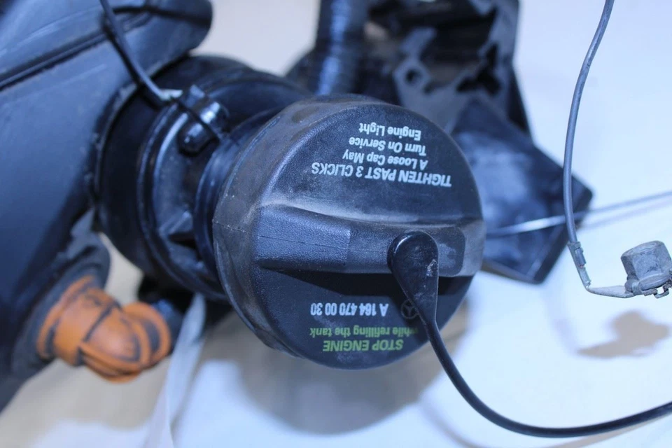 Tubo de manguera de cuello de llenado de combustible 12-15 Mercedes-Benz ML350 3,5 L 166-470-04-20-64 Foto 3 de 4