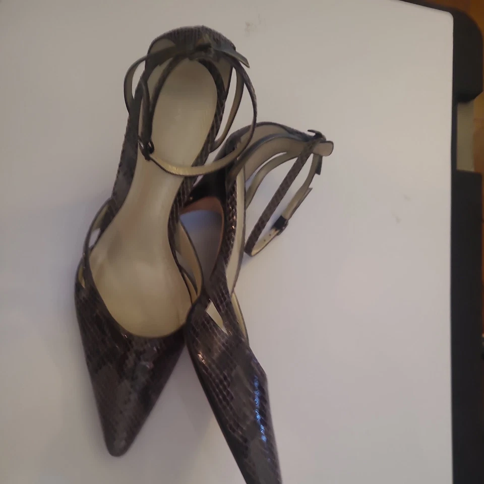 Tacones para mujer Ann Taylor talla 7M cuero negro punta puntiaguda Foto 2 de 3