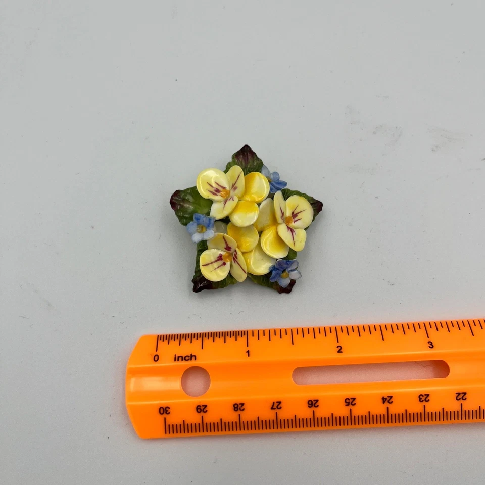 Broche Floral Porcelana Vintage Amarillo Violetas Flor Prendedor Bisutería Foto 2 de 4