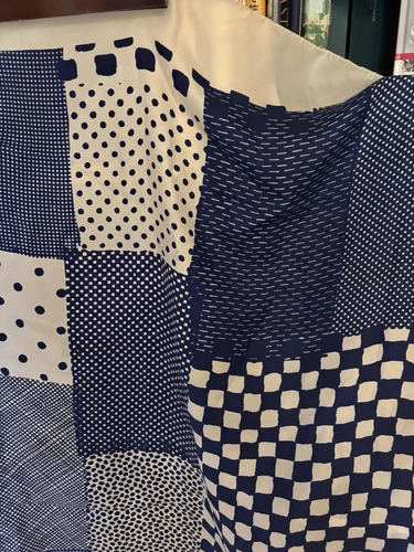Foulard vintage Dior 100% soie motif bleu marine blanc. 32,5 pouces par 32,5 pouces.