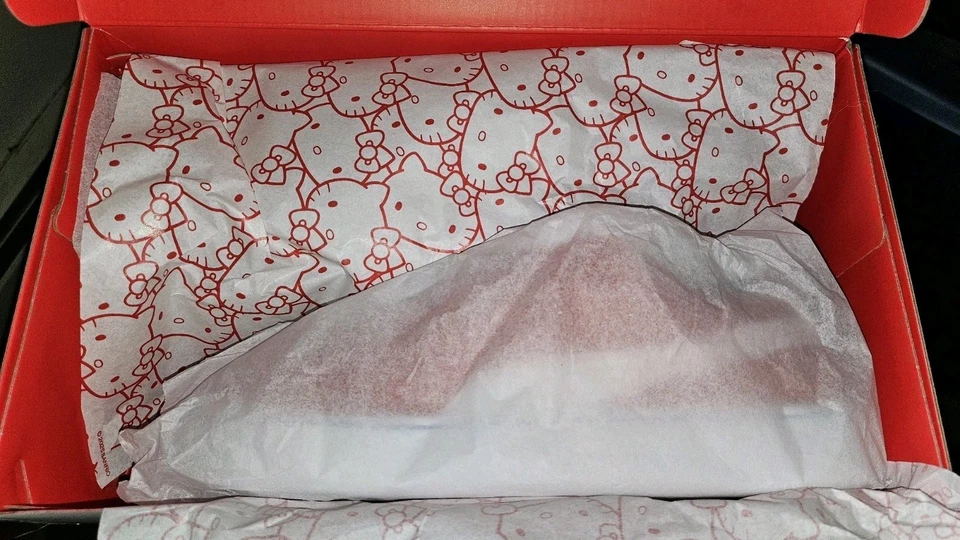 Laço vermelho PUMA x HELLO KITTY camurça XL | Feminino tamanhos 7.5 novo na caixa 404231-01 - Imagem 2 de 4