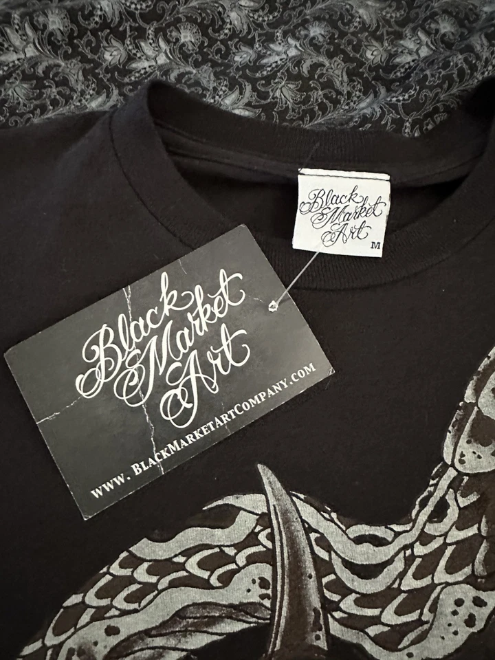 Camiseta Black Market Art tamanho. Arte de tatuagem M preta, nova com etiquetas. Sobrancelha baixa. - Imagem 3 de 4