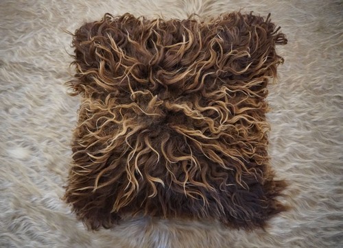 A Naturally Curly 50 cm Sq Long Wool Icelandic Sheepskin Cushion Cover - Picture 6 of 8