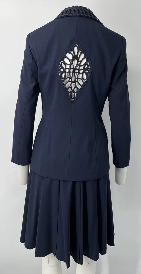 Conjunto de traje chaqueta bordada con encaje azul marino Escada + falda plisada talla 36 Foto 3 de 4