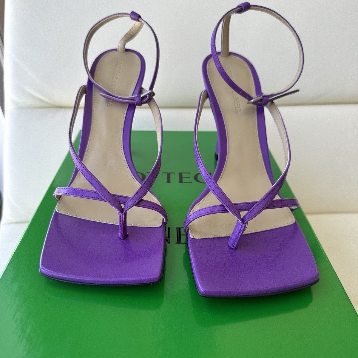 サンダル・ミュール BOTTEGA VENETA SS23 STRETCH SANDAL (608835_VBSF05593) Bottega Veneta® Women's Stretch Strap Sandal in Silver. Shop