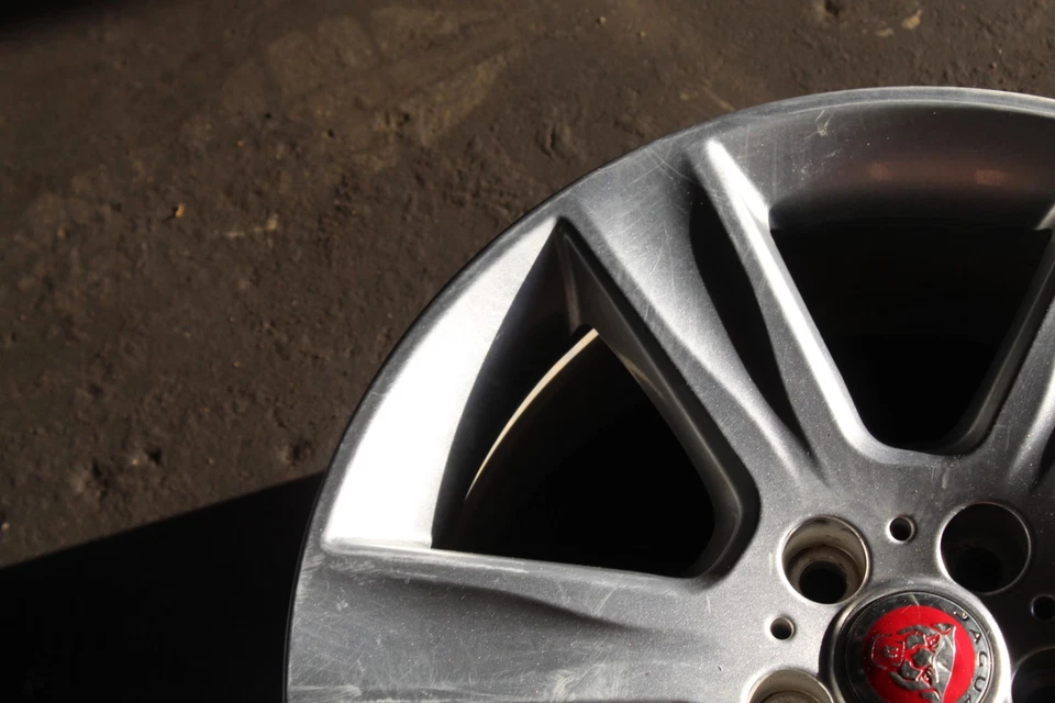 Llanta Jaguar XE 2017 original de fábrica 18x7,5" K6149 Foto 4 de 4