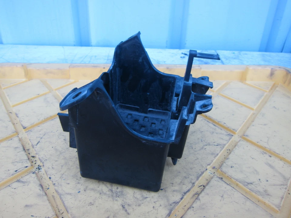 Suzuki Katana 650 GSX650F 2008 OEM trasero trasero bandeja de batería de plástico Foto 3 de 4