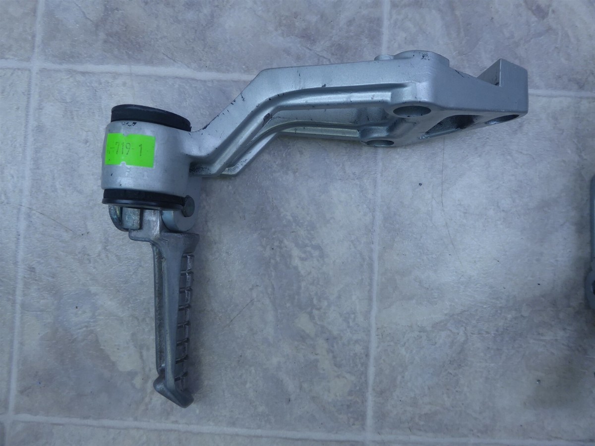 1990 Kawasaki ZX1000B Ninja K719-1) left and right rear foot