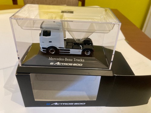 Herpa MB eActros 600 Streamspace 2 Achser SoloModell "IAA 2024", PC-Vitrine, NEU - Bild 3 von 4