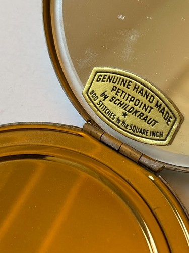 Polvere rotonda compatta vintage - perline bianche e design punto ago Schildkraut - Foto 6 di 6