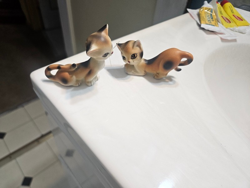 Vintage Cat Figurines Salt and Pepper Shakers Enesco Japan TIGER STRIPED S&P