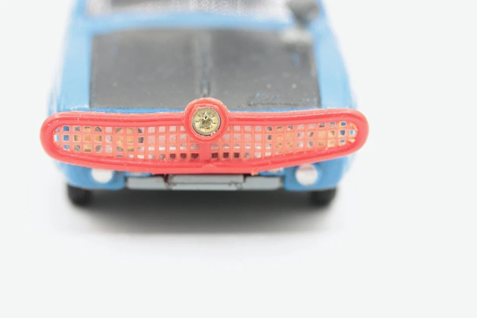 Corgi 302 Hillman Hunter Mark II With Kangaroo, Removable Wheels - Image 4 of 4