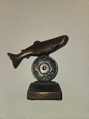 VINTAGE CAST IRON TROUT UNLIMITED SPORT FLY FISHING REEL MAN CAVE ART BOOKEND