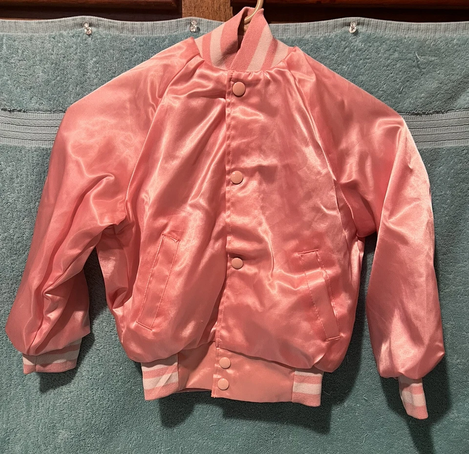 Chaqueta Universitaria Satinada Años 50 Niñas, Bebé Niño Chaqueta Be Bop Caniche Rosa Hecha en EE. UU. Foto 2 de 4