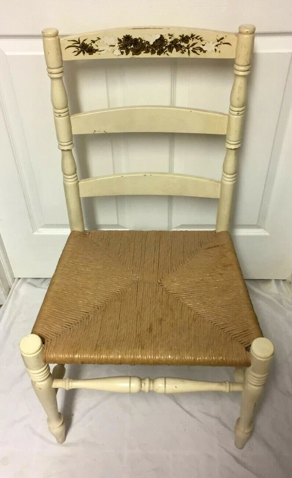 Silla vintage francesa Country Rush Seat respaldo escalera con respaldo pintado floral Foto 2 de 4