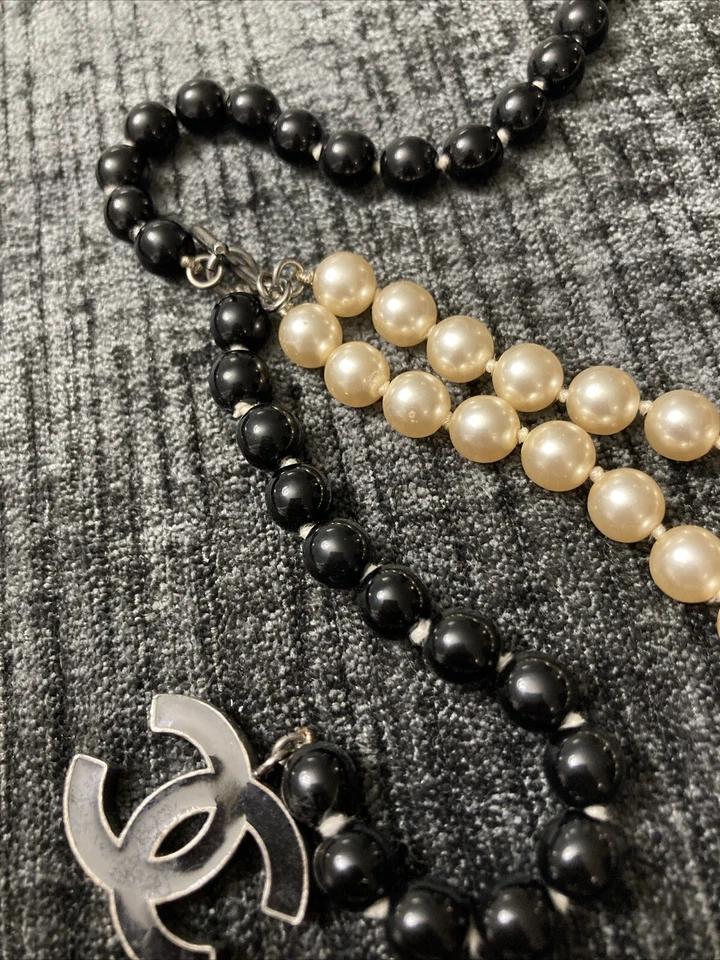 Deslumbrante Collar Chanel Genuino Perla 2 Tonos Blanco y Negro Foto 4 de 4