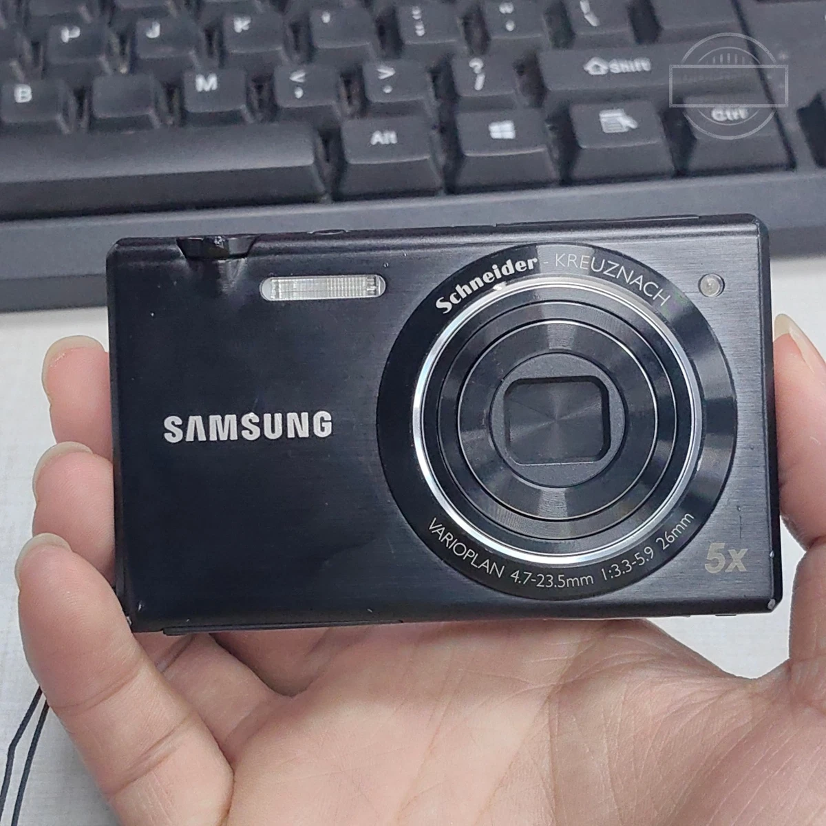 Samsung MV800 Flip-out Touch Screen 5X Optical Zoom 16.1MP Vlog