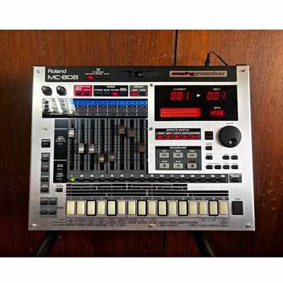 Roland MC-808 Groovebox Sampler & Sequenzer mit Effekten, Fader, 8 Kanäle