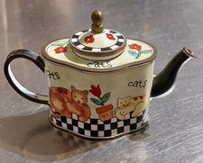 Théière miniature émaillée à décor de chats signé Charlotte Di Vita