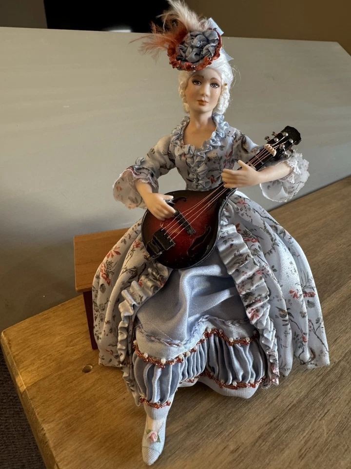Elegante muñeca artística escala 1:12 - músico sentado en vestido estilo rococó con mandolina Foto 2 de 4