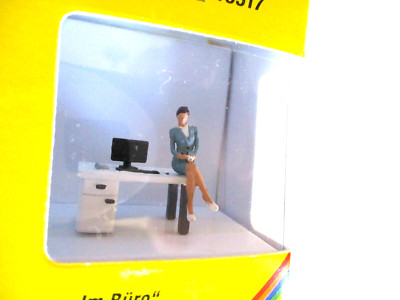 NEW 2025  RELEASE : HO NOCH  16517 TINY-SCENES Figures SECRETARY SEATED on DESK