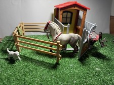 Schleich Farm World Andalusier Hengst, Box mit Mini Auslauf und Zubehör 