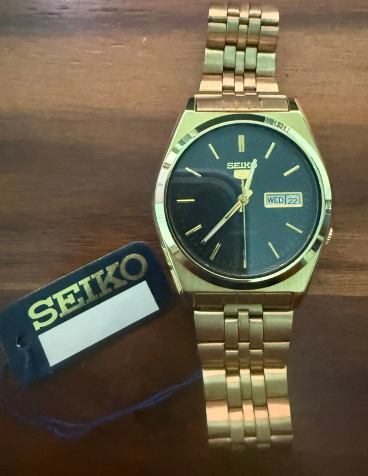 Reloj Automático Seiko 5 Dorado Esfera Negra Texturizado Nuevo de Lote Antiguo Japón Día Fecha Foto 3 de 4