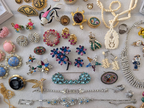 vintage costume jewelry 50 Pc lot Trifari castlecliff kramer unsigned - Image 1