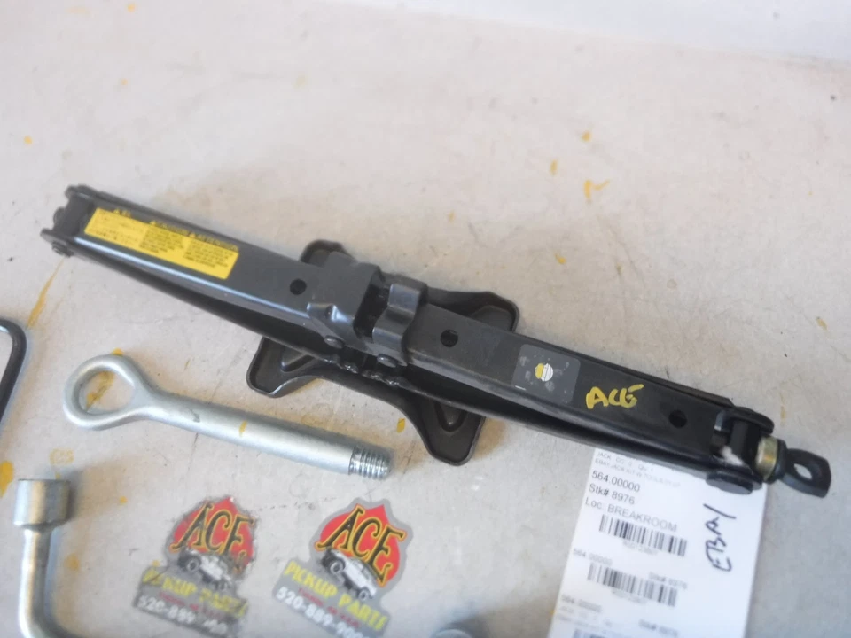 01-07 Toyota Highlander OEM Complete Jack Kit with Lug Wrench & Crank Rod Foto 2 de 4