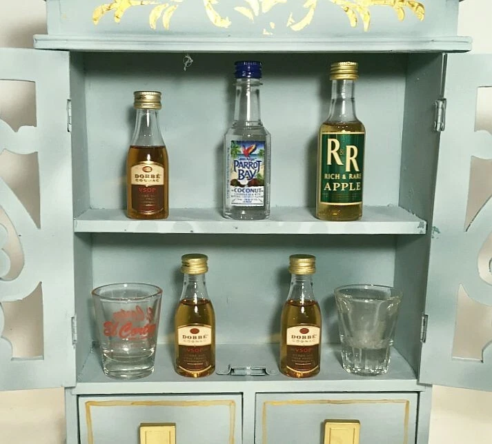 Armario Curio. Estilo francés. Mini armario para botellas de licor, expositor de cristal de chupito. Foto 2 de 4