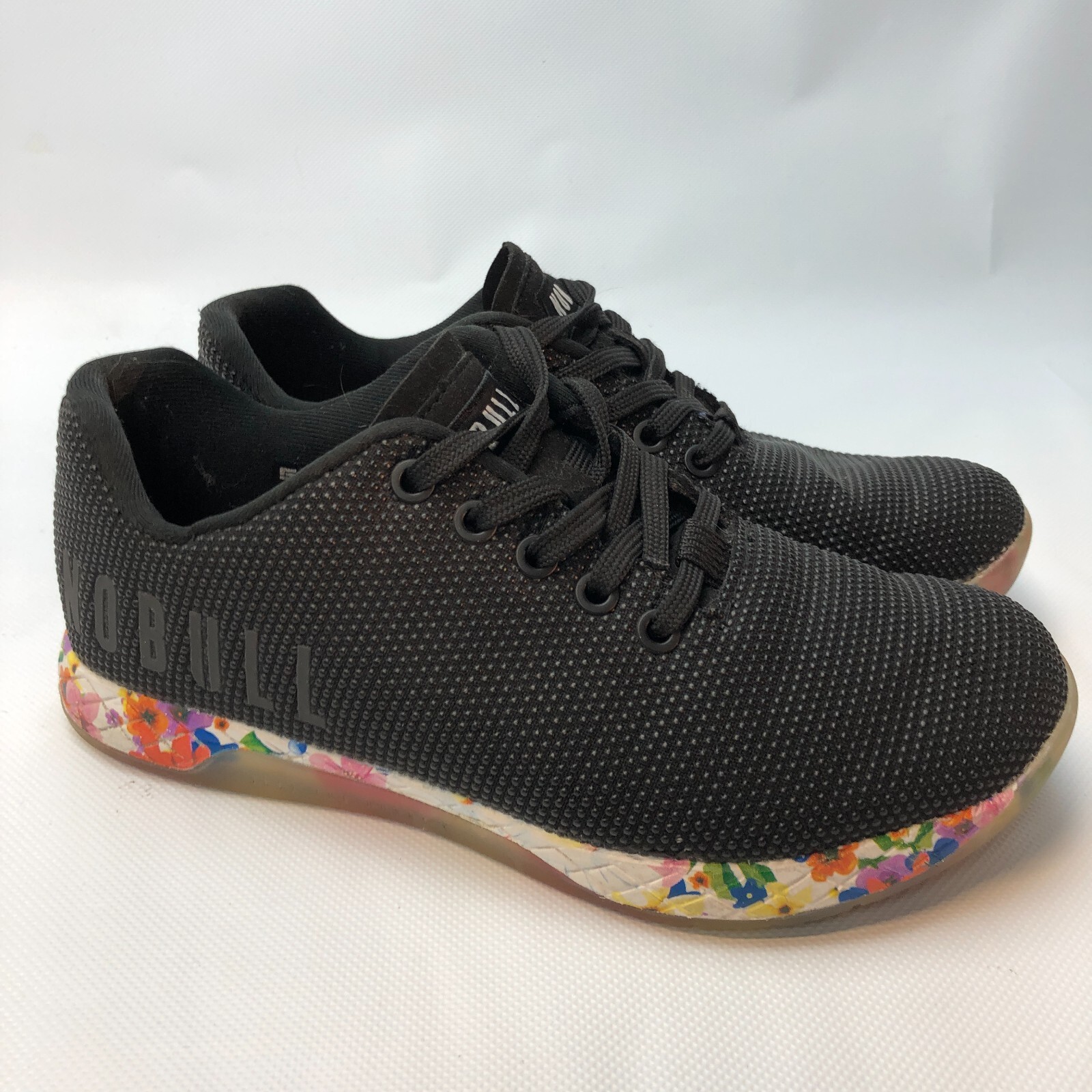 NOBULL Zapatos Mujer 7.5 Negro Margarita Floral Outwork Entrenamiento Sin Toro