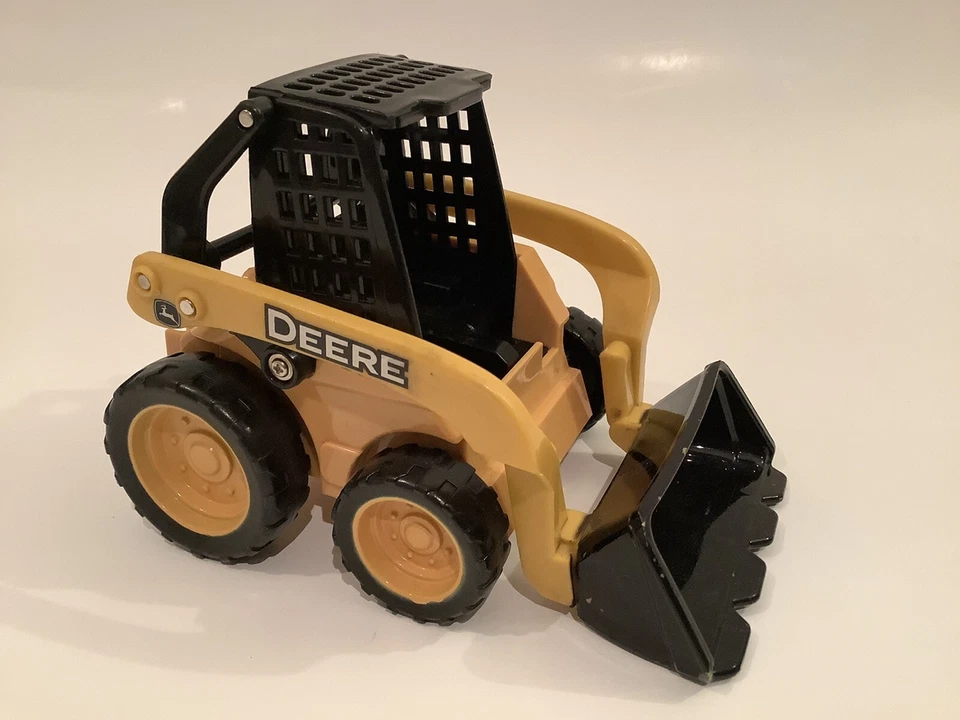 TOMY JOHN DEERE SKID STEER LOADER 1:32 SCALE FARM TOY - Image 3 of 4