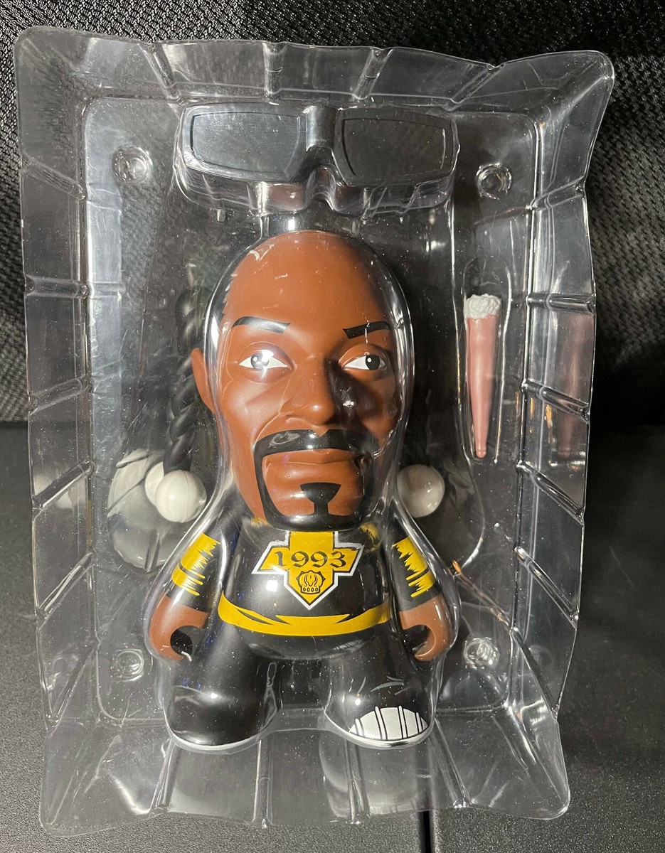 Kidrobot Snoop Dogg 20th Anniversary Doggystyle Vinyl Figure Kidrobot Snoop Dogg 20th Anniversary Doggystyle Vinyl Figure