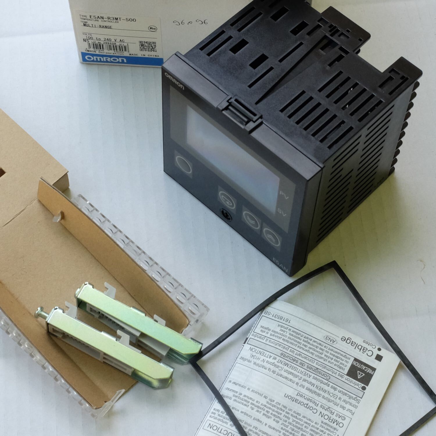 Régulateur de température Omron E5AN-R3MT-500 PID pour l'automatisation des lignes de cuisson