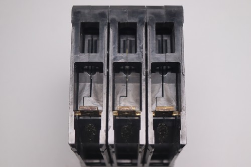 SIEMENS ED43B015, 15 Amp, 480 Volt, 3 Pole, Bolt On Circuit Breaker - Picture 5 of 7