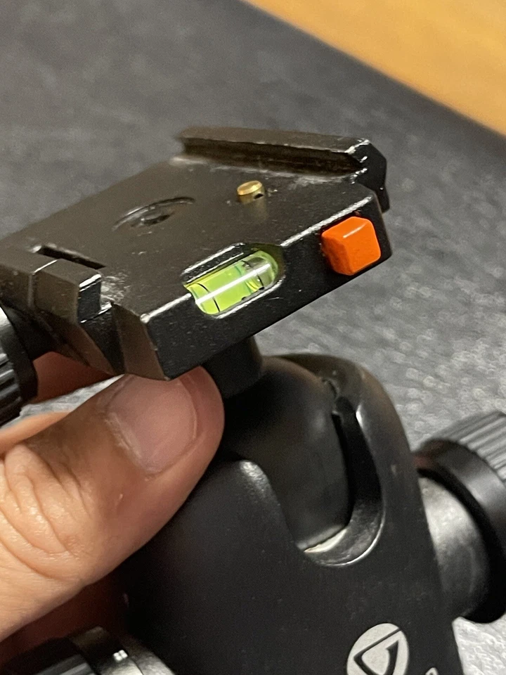 Cabezal de bola de aleación de magnesio Vanguard SBH-250 para patas de trípode de tornillo de 3/8" o 1/4"-20 Foto 3 de 4