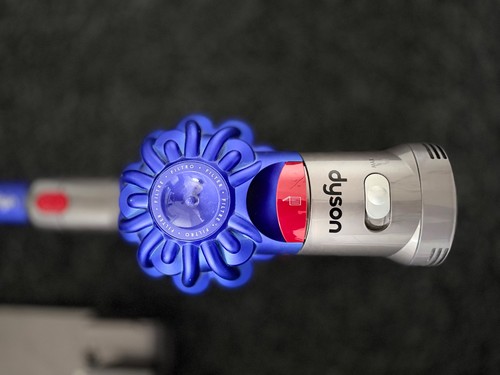 Dyson V7 Akkusauger mit neuem Akku – starke Saugleistung